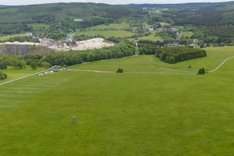 Neuer Solarpark im Erzgebirge: Oberwiesenthal stellt Grundstücke bereit - Die für den Solarpark vorgesehene Fläche (vorn) liegt in der Nähe der Firma Geomin oberhalb von Hammerunterwiesenthal.