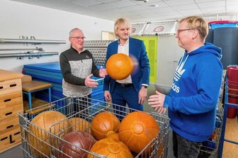 Neuer Sozialbau: Sportstätte in Blumenau ist nun fit für die Zukunft - Vereinsvorsitzender Peter Müller, Bürgermeister Jörg Klaffenbach und Schulleiter Bernd Erler (von links) im Geräteraum, der sich im neu errichteten Sozialbau der Blumenauer Turnhalle befindet. 