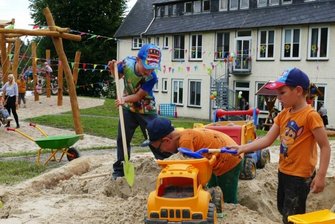 Neuer Spielplatz am Gelenauer Hortgebäude eingeweiht - Eindrücke hinter dem Hortgebäude der Gelenauer Kita "Kunterbunt".