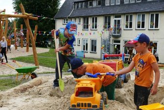 Neuer Spielplatz am Gelenauer Hortgebäude eingeweiht - Eindrücke hinter dem Hortgebäude der Gelenauer Kita "Kunterbunt".