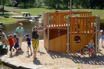Neuer Spielplatz an Falkensteiner Talsperre - Das Piratenschiff steht auf einer eigens angelegten kleinen Insel in der Weißen Göltzsch, die hier in die Talsperre fließt.