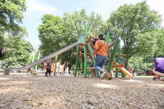Neuer Spielplatz auf der Schloßteichinsel kurzzeitig gesperrt - Am 1. Juni 2023 wurde der Spielplatz auf der Schloßteichinsel eröffnet. Nun muss wegen Reparaturen gesperrt werden.