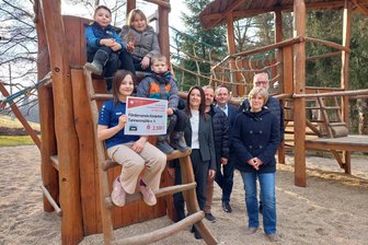 Neuer Spielplatz für Kinderheim im Vogtland - Dem Kinderheim Tannenmühle wurde vom Kundenbeirat der Sparkasse Vogtland Geld für einen neuen Spielplatz gestiftet.