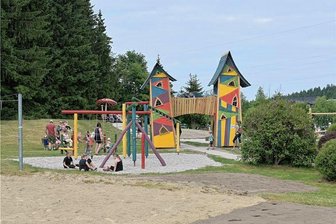 Neuer Spielplatz und neue Caravan-Standplätze in Burkhardtsgrün – Erzgebirgische Betreuungseinrichtung erweitert Angebot - Auf dem Gelände der Herr-Berge in Burkhardtsgrün ist ein neuer Spielplatz eingeweiht worden.