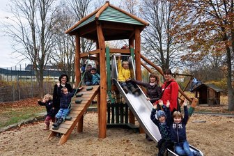 Neuer Spielturm für Kirchberger Kita - Freuen sich über den neuen Spielturm: Kirchbergs Bürgermeisterin Dorothee Obst, Kita-Leiterin Katrin Wieden und Katja Böwe, Sprecherin des Johanniter-Regionalverbandes Zwickau/Vogtland, gemeinsam den Kindern der Zitronenfaltergruppe.