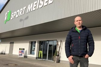 Neuer Sportladen öffnet an der Helenenstraße - Sportladenbetreiber Steve Meisel vor einem umgebauten ehemaligen Einkaufsmarkt an der Helenenstraße in Limbach-Oberfrohna. Hierhin ist er mit seinem Geschäft aus der Innenstadt umgezogen.