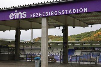 Neuer Stadionname beim FC Erzgebirge Aue: Musste der Kreis dem Deal zustimmen? - Das Erzgebirgsstadion in Aue trägt seit Kurzem einen neuen Zusatz im Namen. Energiedienstleister Eins aus Chemnitz sicherte sich mit Saisonbeginn für drei Jahre die Namensrechte.