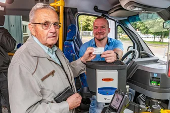 Neuer Stadtbus erstmals in Olbernhau unterwegs: Doch das Wichtigste fehlt - Erich Mehlhorn kaufte bei Busfahrer Mirko Müller als einer der Ersten einen Fahrschein – eine Einzelfahrt für 3,20 Euro.