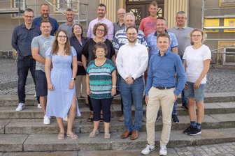 Neuer Stadtrat in Geyer trifft erste Entscheidungen: Wer künftig den Bürgermeister vertritt - Der neue Stadtrat von Geyer hat seine erste Sitzung absolviert. Hinten von links: Bürgermeister Dirk Trommer, Rico Müller, Andreas Fischer, Marcus Koschnicke, Johannes Scheithauer, Markus Stopp. Mittlere Reihe von links: Oliver Mauersberger, Sonja Brunner, Ines Kretzschmann, Peter Groß, Alexander Lamm und Daniel Richter. Vorn von links: Alina Herrmann, Gabriele Goldacker, Aaron Schramm, Mathias Wenzig und Silke Freyer.