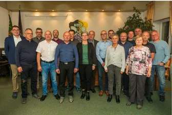 Neuer Stadtrat von Grünhain-Beierfeld verteilt Ämter – Wo Kommunalpolitik durch Verzicht überrascht - Die Stadträte von Grünhain-Beierfeld (v.l.): Bürgermeister Mirko Geißler, Thomas Lange, Rico Weiß, Matthais Müller, Jens Ullmann, Thomas Schürer, Bodo Wendt, Corny Kanofsky, Thomas Lötzsch, Udo Seifert, Christian Ullmann, Katrin Bedau, Heiko Schmidt, Steffen Köhler, René Auerswald, Rosemarie Frey, Matthias Paul und Jörg Bach. Nicht anwesend: Oliver Wogenstein.