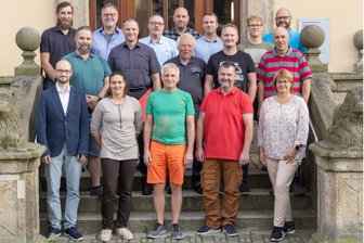 Neuer Stadtrat von Thum: Kein Interesse an Absprache mit der AfD - Bürgermeister Thomas Mauersberger (CDU) mit dem neuen Thumer Stadtrat: Tabea Haase (Bürgerliste – BL), Lutz Uhlig (CDU), Giso Lieberwirth (AfD), Barbara Atmanspacher (CDU/v. v. l.), Sven Lerchenberger (Verein Jugendblasorchester – JBO), Tino Mehlhorn (CDU), Frank Schubert (Linke), Stefan Groß (BL), Gerd Burkhardt (AfD/M. v. l.) sowie Tobias Hamm (CDU), Andreas Einenkel (CDU), Frank Weber (AfD), Marcel Sprengel (AfD), Chris Wolf (BL), Max Bärthel (JBO) und Thomas Hänel (JBO/h. v. l.). Es fehlen Mario Schöne (BL) und Jörg Tobisch (CDU).