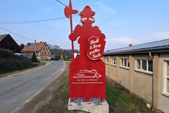 Neuer Stadtwächter an der B 180 schmückt Augustusburg - Im Augustusburger Ortsteil Kunnersdorf steht nun auch ein Stadtwächter.
