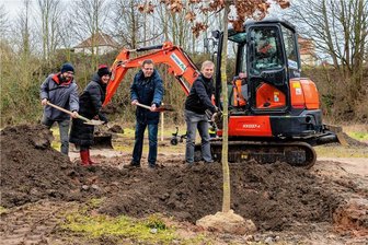 Neuer Stadtwald für Rochlitz: Sogar OB Dehne greift zum Spaten - Bei der Pflanzaktion griffen auch Stadtrat Marcel Berger (v. l.), Stadträtin Bettina Schlegel, René Palm als der Filialleiter der Sparkasse und OB Frank Dehne zum Spaten.
