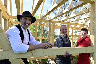 Neuer Stall für Museumstiere entsteht im Freilichtmuseum Landwüst - Die Erbauer Zimmermeister Thomas Lüdtke (links) und Tischlermeister Michael Kolbe - nicht im Foto ist Rico Kuharski - und Museumsleiterin Beate Neumann.