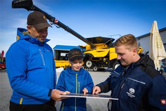 Neuer Standort der Agrartechnik Sachsen in Niederschöna: Größte Einzelinvestition in der Firmengeschichte - Landtechniker Lukas Heinig (r.) erläutert Florentin Sroka (M.) und dem Kunden Marcel Hofmann von der Agro GmbH Burkhardswalde zum Tag der offenen Tür der Agrartechnik Vertrieb Sachsen die Technikdetails des neuen Mähdreschers CR 11.