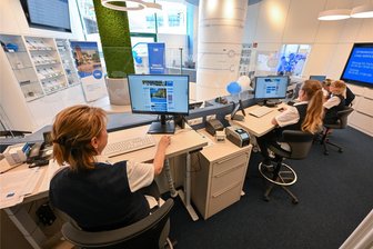 Neuer Standort für das Mobi: Wo CVAG-Kunden künftig beraten werden - Blick in einen der beiden Räume des neuen Mobilitätszentrums der CVAG. An den fünf Schaltern erhalten die Kunden Fahrplanauskünfte und können Abos abschließen. Große Monitore liefern Informationen zu beispielsweise Abfahrtszeiten.