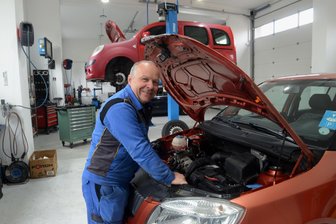 Neuer Standort für Kfz-Betrieb aus dem Vogtland: „Hier habe ich einen Quantensprung gemacht“ - Neue Heimat für den Kfz-Meister Ronny Wuschek in Ellefeld.