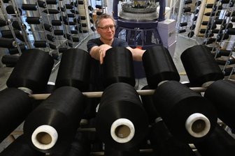 Neuer Standort für Textilfirma Paul Uebel aus Limbach-Oberfrohna geplant - Heiko Römer, Mechaniker an einer Rundstrickmaschine, gehört zu den 15 Beschäftigten des Wirk- und Strickwarenproduzenten Paul Uebel am Standort in Limbach-Oberfrohna.