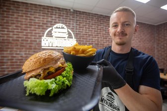 Neuer Standort, größere Karte: Plauener Jungunternehmer zieht mit seinem Burger-Laden um - Burgerspezialist Denis Mushinskiy zieht mit seinem Laden auf die Plauener Bahnhofsstraße um.