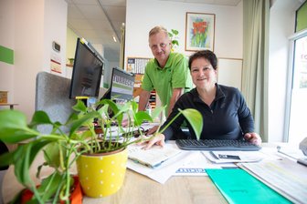 Neuer Standort im Plauener Stadtteil Haselbrunn: Warum eine vogtländische Hauswirtschaftsfirma jetzt umgezogen ist - Mandy Turreck, hier gemeinsam mit Ehemann Jens, im ersten selbsteingerichteten Büro.