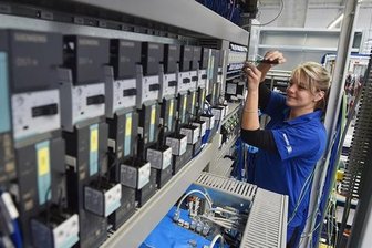 Hat bereits ihren neuen Arbeitsplatz in Besitz genommen: Mitarbeiterin Stefanie Herold bei Montagearbeiten an einem Schaltschrank.