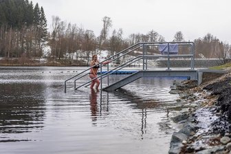 Neuer Steg an der Falkensteiner Talsperre - Wiebke Knüpfer ließ sich auch von den winterlichen Temperaturen nicht abhalten und probierte die neue Treppe an der Talsperre aus. 