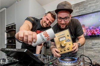 Neuer Stereoact-Song: "Italo-Hit zum Abzappeln" aus dem Erzgebirge ist da - Rico Einenkel (links) und Sebastian Seidel sind gespannt, wie die Fans ihren neuen 80er-Remix finden. 