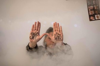 Neuer Streit blockiert endgültige Einigung auf Feuerpause in Gaza - Eine Demonstrantin zeigt in der israelischen Hauptstadt Tel Aviv während eines Protests den auf ihre Handflächen geschriebenen Schriftzug „Stoppt den Krieg“.