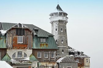 Neuer Streit um Keilberg-Hotel: Warum sich eine Nachbarstadt querstellt - Das seit Jahrzehnten verfallende Hotel auf dem 1244 Meter hohen Klínovec an der Grenze zu Sachsen soll restauriert werden. Doch jetzt gibt es erneut Ärger.