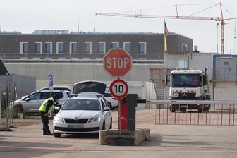 Neuer Streit um Zwickauer Gefängnis: Baufirmen ziehen gegen Freistaat vor Gericht - Lastwagen passieren nur noch selten die Zufahrt zur neuen JVA in Zwickau. Die Baustelle steht weitgehend still.