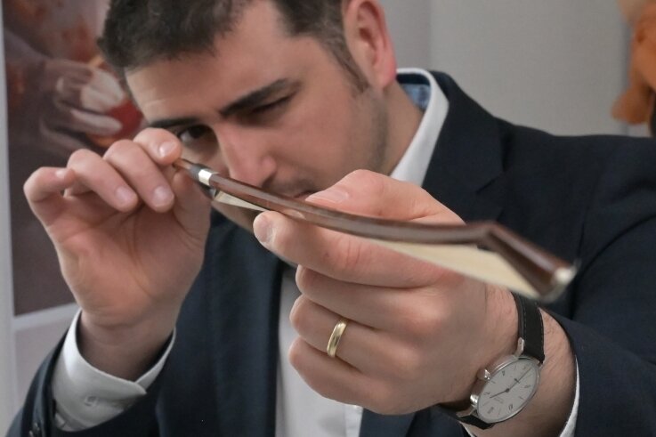 Neuer Studiengang für Bogenbau in Markneukirchen geplant - Hannes Vereecke mit einem Geigenbogen. Der Professor und Dekan der Angewandten Kunst Schneeberg kann zwar sagen, ob dies ein guter Bogen ist, aber nicht warum. Das soll sich ändern. 
