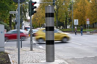 Neuer Superblitzer an viel befahrener Bundesstraße in Chemnitz - An der verkehrsreichen Kreuzung Weststraße/Reichsstraße wurde ein neuer Superblitzer aufgebaut. Das Gerät kann Tempo- und Rotlichtverstöße erfassen.