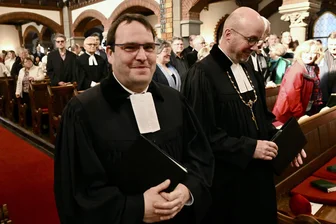 Neuer Superintendent im Erzgebirge in Amt eingeführt - Pfarrer Markus Pührer (l.) ist der neue Superintendent.