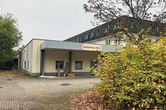 Neuer Supermarkt am Kapellenberg: Das plant Edeka - Blick auf den Komplex an der Neefestraße. Der Flachbau, in dem ein Supermarkt war, soll abgerissen und durch einen Neubau ersetzt, das benachbarte dreigeschossige Haus saniert werden.
