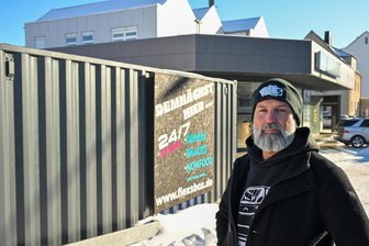 Neuer Tag-und-Nacht-Kiosk auf Werkstattgelände in Limbach-Oberfrohna: „Bierkästen passen hier auch rein“ - Unternehmer Sebastian Heyn neben seinem Container, in dem er einen Automatenkiosk eröffnen wird.