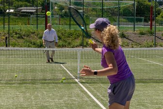 Neuer Tennisplatz in Falkenstein eingeweiht: „Wir sind jetzt sichtbarer“ - 