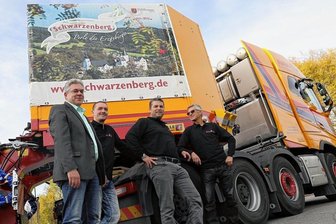 Neuer Tieflader wirbt bei Fahrt für Schwarzenberg - Oberbürgermeister Ruben Gehart freut sich mit dem Team von Auto Ehrig: Fahrer Frank Lauckner, Verkehrsleiter Sven Hähnert und Geschäftsführer Arne Ehrig (v. l.) über den neuen Tieflader.