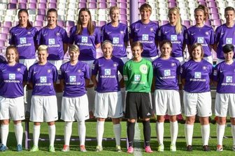 Neuer Trainer erfüllt sich Wunsch - Alexander Zamzow - Die Regionalligamannschaft des FCE: Hintere Reihe von links: Sophia Barloschky, Antonia Zamzow, Nadine Rösch, Jasmin Grabs, Juliane Zimmermann, Lisa Altmann, Naemi Fink, Anna Eifler und Elisa Polusik, vordere Reihe von links: Trainer Alexander Zamzow, Nicole Anger, Reneé Neubert, Chantal Martin, Tina Liebold, Nicole Fuchs, Lisbeth Michael, Janin Auerswald, Cindy Schauff und Nicole Dehne. Es fehlen Kathleen Buchmann und Aline Christen.