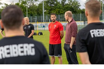 Neuer Trainer für Freiberger Fußballer: Torwartcoach folgt auf Spielertrainer - Nils Hähner (rotes Shirt) leitete beim Trainingsauftakt des BSC Freiberg am Donnerstagabend seine erste Einheit als Cheftrainer.