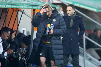 Neuer Trainer Tedesco bei RB: Der erhoffte Effekt ist da, der Erfolg noch nicht - Frust in Augsburg: Leipzigs Spieler Emil Forsberg und Trainer Domenico Tedesco nach dem 1:1. 