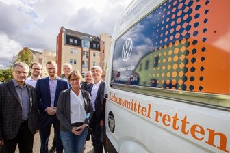 Neuer Transporter für die Plauener Tafel - Verantwortliche und Unterstützer bei der Übergabe des neuen Kühlfahr- zeuges.