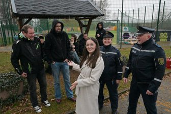 Neuer Treffpunkt für Jugendliche in Oelsnitz eingeweiht - Neben den Jugendlichen waren Holger Junghans vom Kreisjugendring (v. l.), Tom Gerisch von der Johanniter Unfallhilfe, die Oelsnitzer Präventionskoordinatorin Sophia Mittelbach sowie die Polizeihauptmeister Anja Demmler und Jens Lehmann vor Ort.