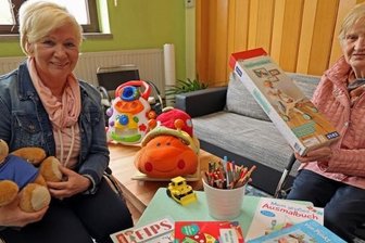 Neuer Treffpunkt für Krabbel-Wusel - Dorothea Markgraf (links) und Helga Tafelski haben für die Krabbel-Wusel im neuen Treffpunkt Zillestraße viele Spielsachen gekauft. 