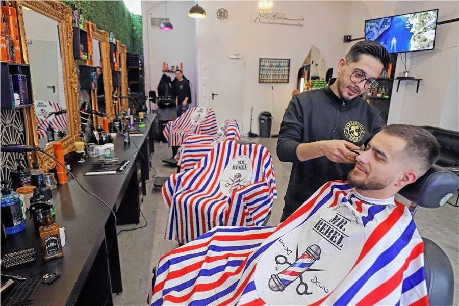 Neuer Trend in Freiberg: Erlebniseinkauf statt Einkaufsbummel - Ahmed Balen hat den ersten Barber-Shop nur für Herren in Freiberg eröffnet. Sein Kunde Enis Ramadani lässt sich von ihm einen neuen Schnitt verpassen. 