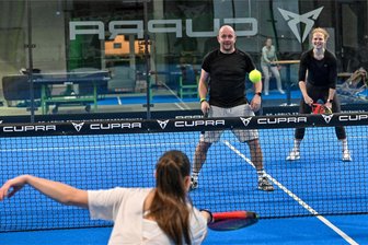 Neuer Trendsport in Chemnitz: Wie Tennis mit Wänden funktioniert - Zum ersten Mal auf dem Padel-Tennis-Platz und sofort begeistert von dieser Sportart: „Freie Presse“-Sportredakteur Thomas Reibetanz hat sich gemeinsam mit Annika Löffler einem erfahrenen Duo gestellt und krachend verloren. Spaß gemacht hat es dennoch.