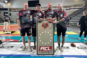 Neuer Trendsportart Cornhole hält im Erzgebirge Einzug: Wo das Eckige ins Runde muss - Die Spieler des Ore-Mountains-Cornhole-Vereins waren schon auf europäischer Bühne aktiv – etwa 2023 bei den Europe Open in Paris, zu denen Hendrik Kranz, Roman Loos, Matthias Kranz, Daniel Wiener (v. l.) starteten.