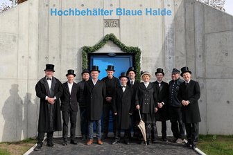 Neuer Trinkwasser-Hochbehälter in Raschau: Bauherr zelebriert Einweihung wie anno dazumal - Die Einweihung des neuen Hochbehälters Blaue Halde wurde in Anlehnung an die des Vorgängerbaus im Jahr 1908 gestaltet. Links Bürgermeister Frank Tröger, rechts ZWW-Geschäftsführer Frank Kippig.