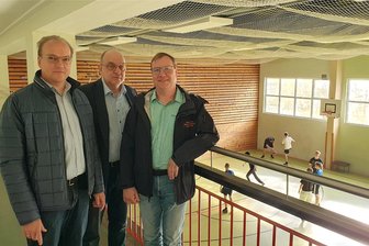 Neuer Turnhallenboden für Ohain-Oberschule in Freiberg: Das Parkett war stellenweise unterhöhlt - Tobias Jaster vom Gebäude- und Flächenmanagement, Schulleiter Jens Gernegroß und Bauleiter Rico Fiedler (v.l.) in der Turnhalle.