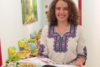 Neuer Ukraine-Verein in Werdau bietet Nachhilfe und kreative Kurse - Vereinsvorsitzende Marija Perkhalets freut sich über die Integrationsbücher in Ukrainisch und Deutsch, die Mädchen und Jungen beim Erlernen der Sprache helfen sollen.