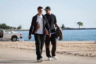 Neuer und Urbig: Morgenrunde am Lake Michigan - Jonas Urbig (l.) und Manuel Neuer (r.) gehen am Lake Michigan spazieren. 